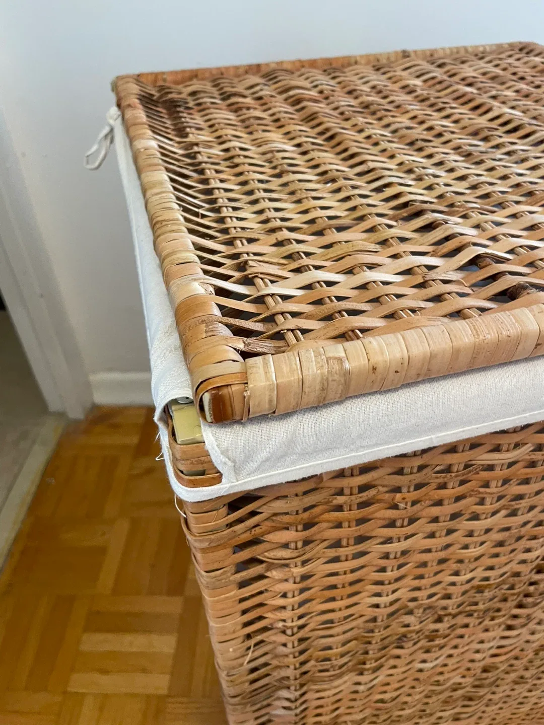 Wicker Laundry Hamper with Liner image indicator(4)