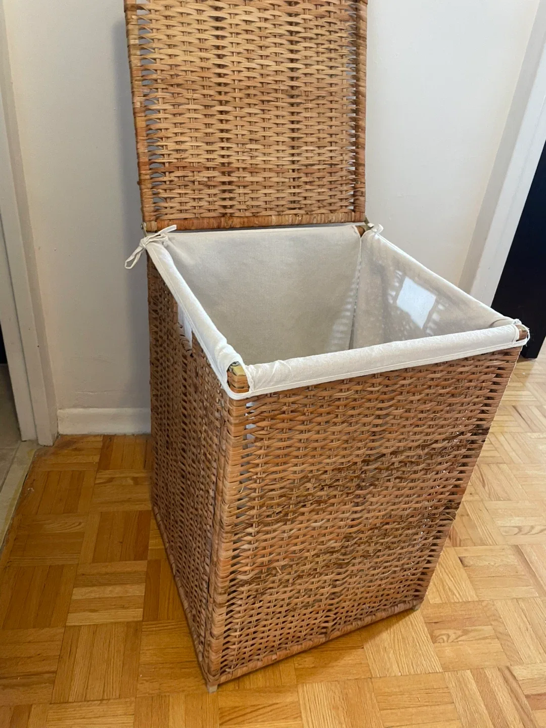 Wicker Laundry Hamper with Liner image indicator(6)