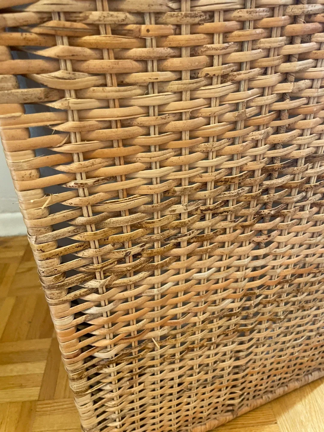 Wicker Laundry Hamper with Liner image indicator(2)