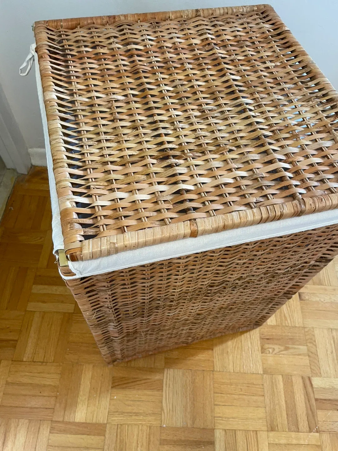 Wicker Laundry Hamper with Liner image indicator(3)
