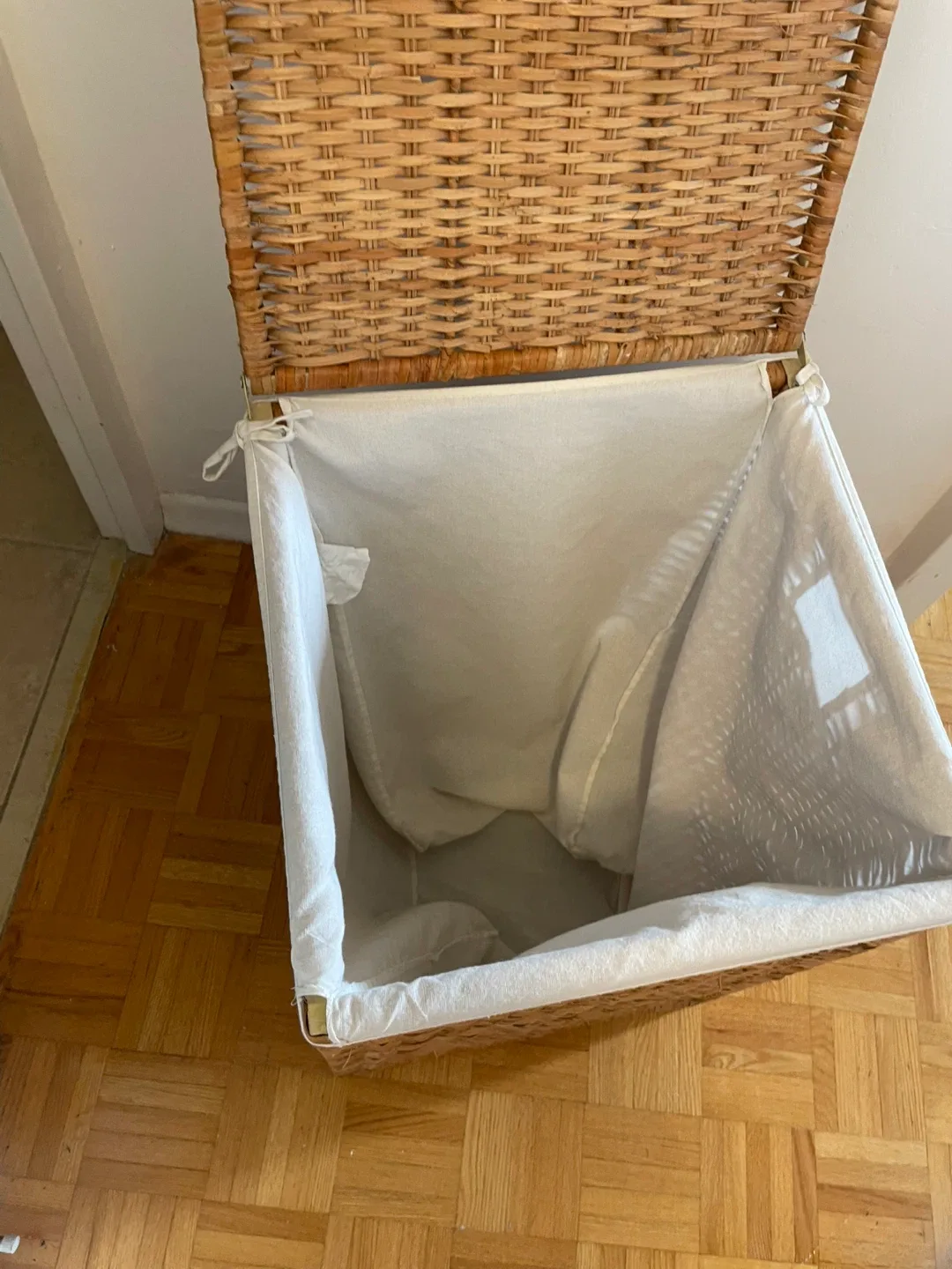 Wicker Laundry Hamper with Liner image indicator(5)