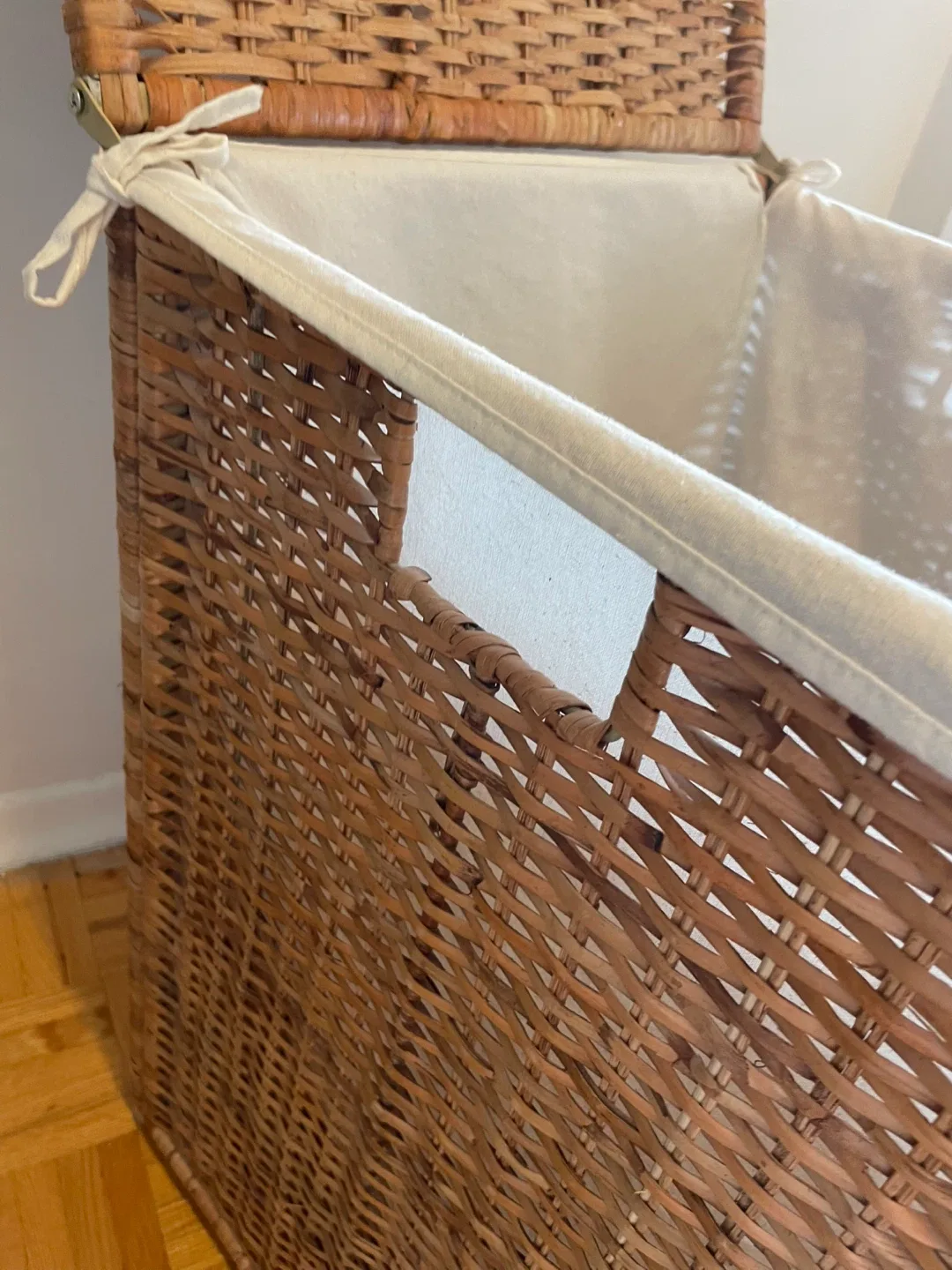 Wicker Laundry Hamper with Liner image indicator(7)