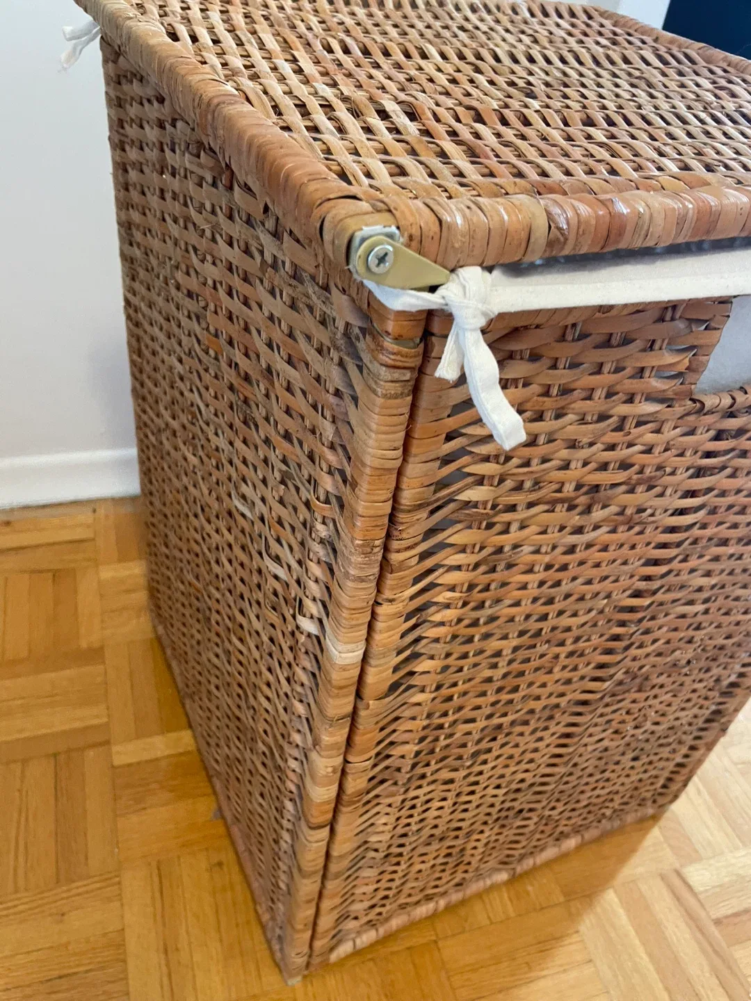 Wicker Laundry Hamper with Liner image indicator(8)