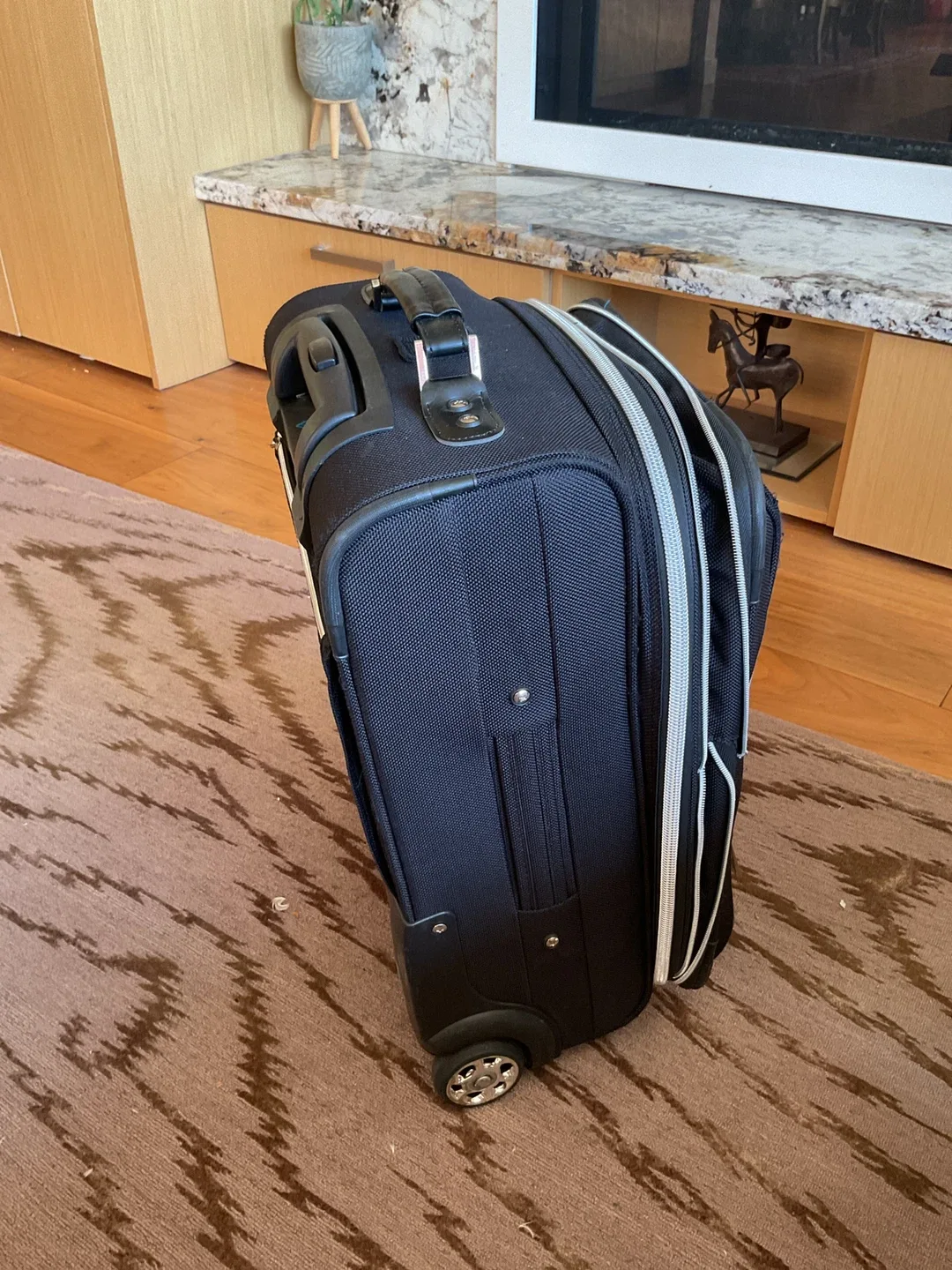 London Fog Black Rolling Suitcase image indicator(2)