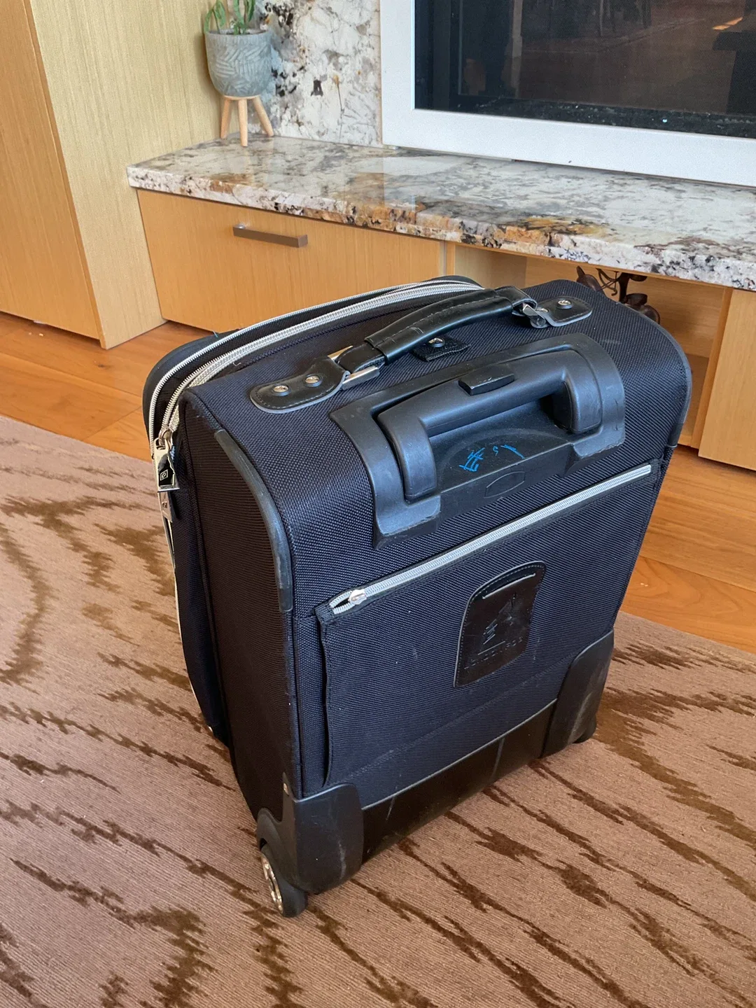 London Fog Black Rolling Suitcase image indicator(4)