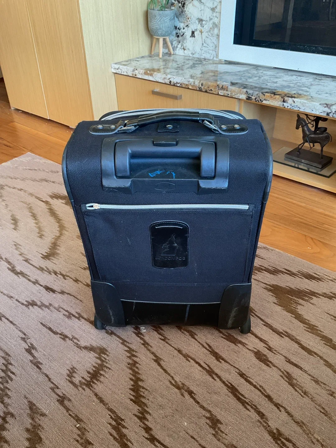 London Fog Black Rolling Suitcase image indicator(3)