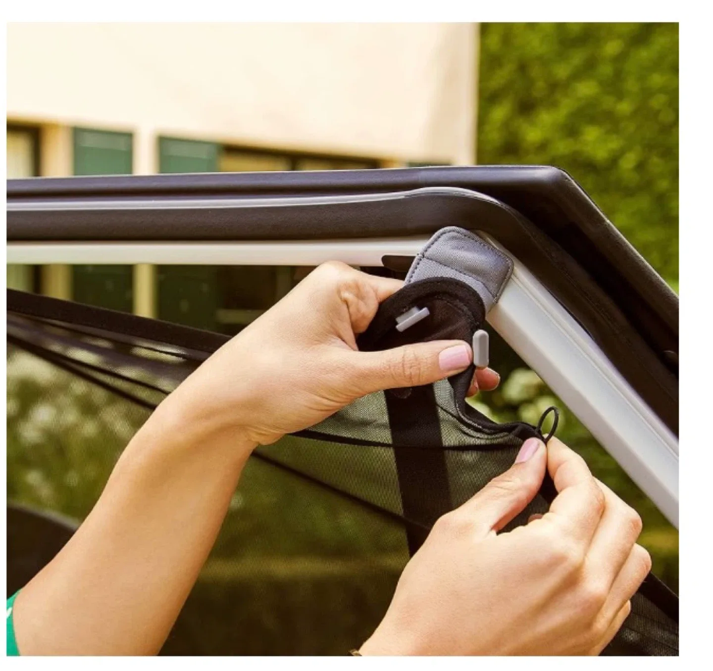 Munchkin Brica Magnetic Stretch to Fit Sun Shade image indicator(4)