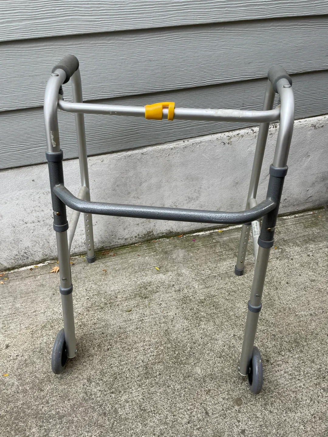 Airgo one button folding adjustable wheeled walker image indicator(2)