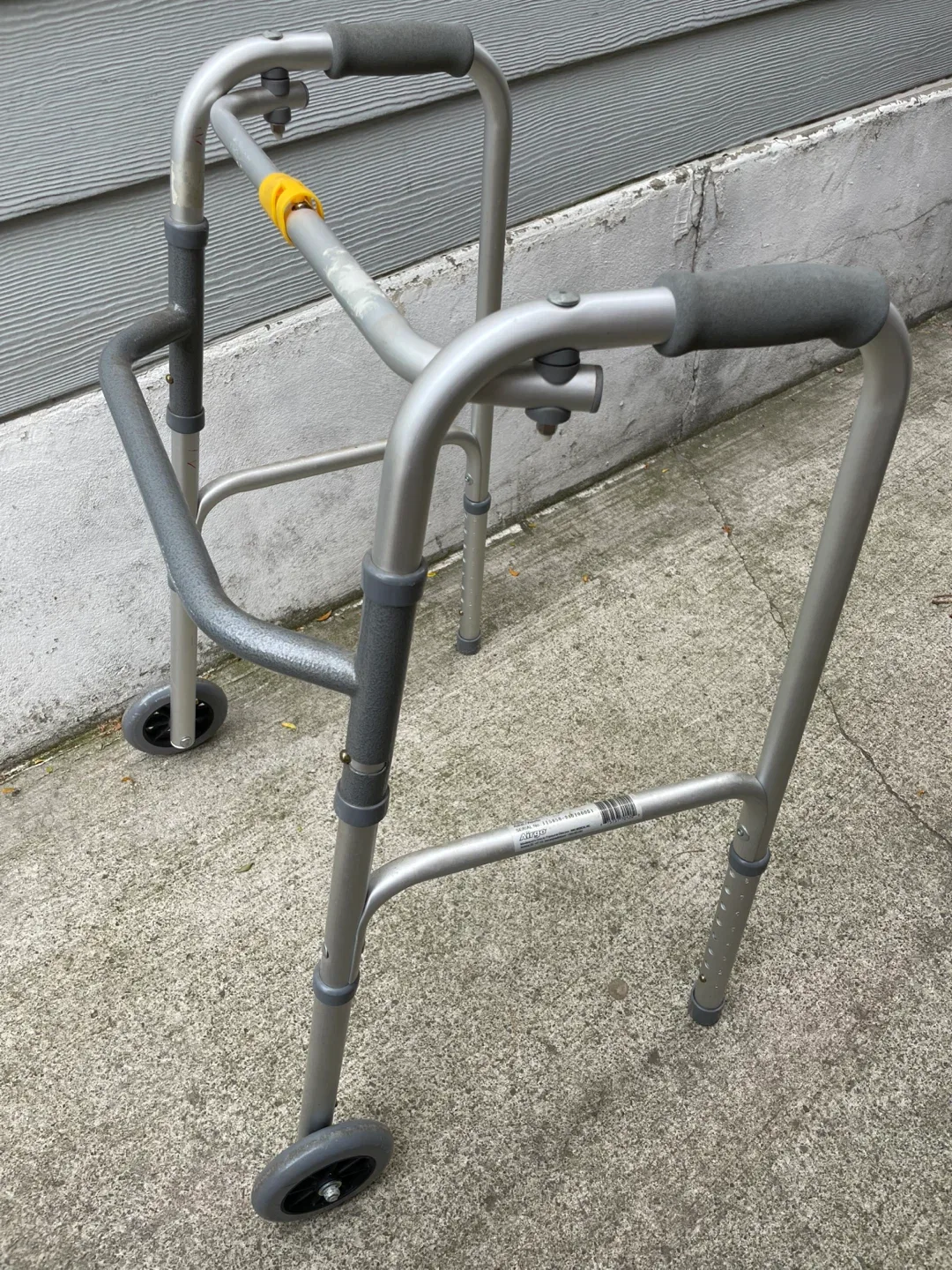 Airgo one button folding adjustable wheeled walker image indicator(6)