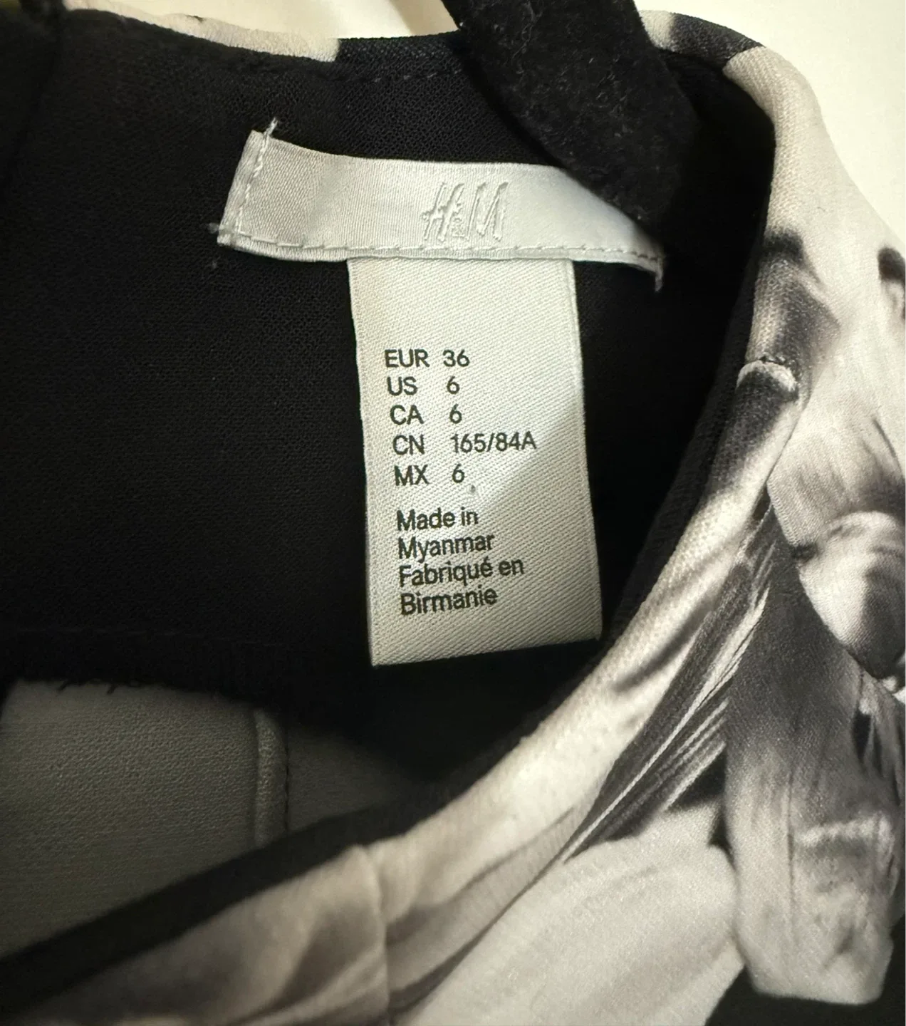 H&M Black/White Floral Dress - Size 6 image indicator(3)