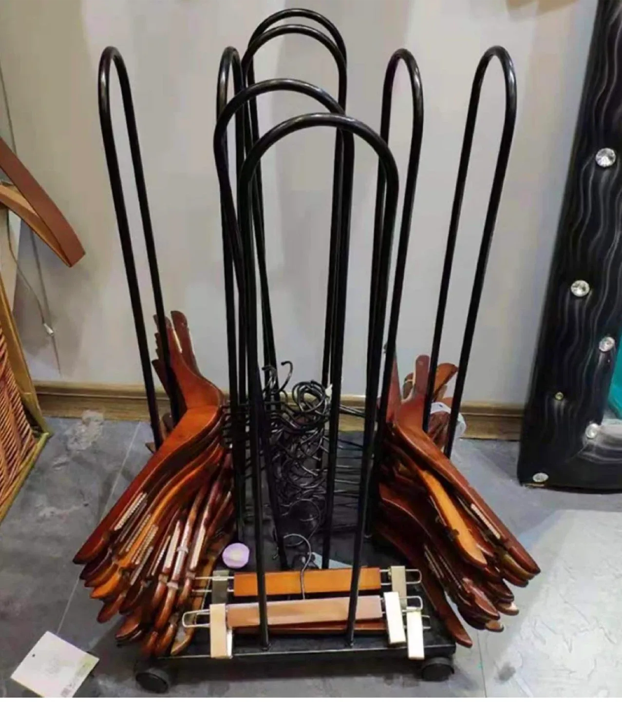 Black Metal Clothing Rack Display Stand image indicator(6)