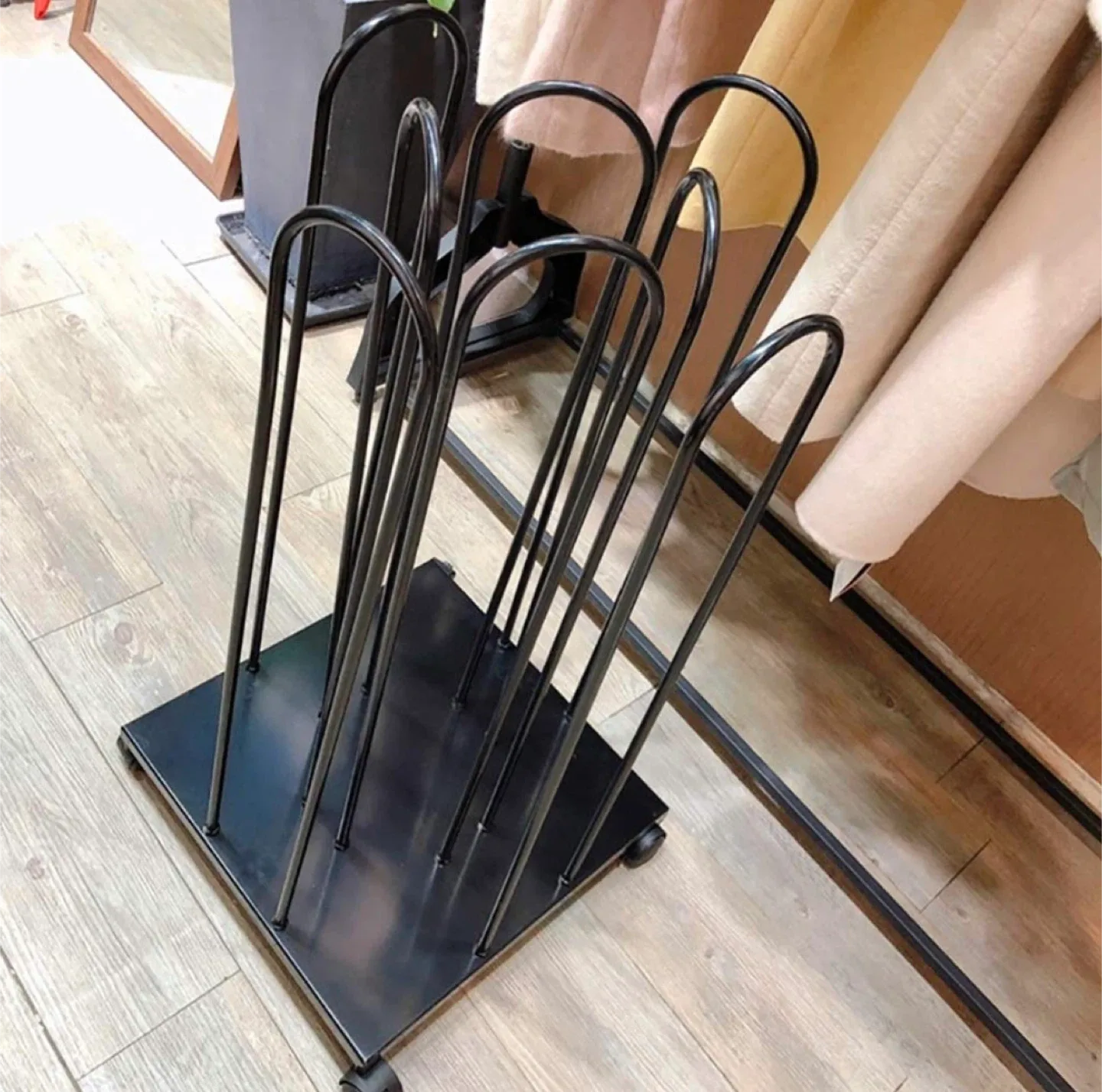 Black Metal Clothing Rack Display Stand image indicator(5)
