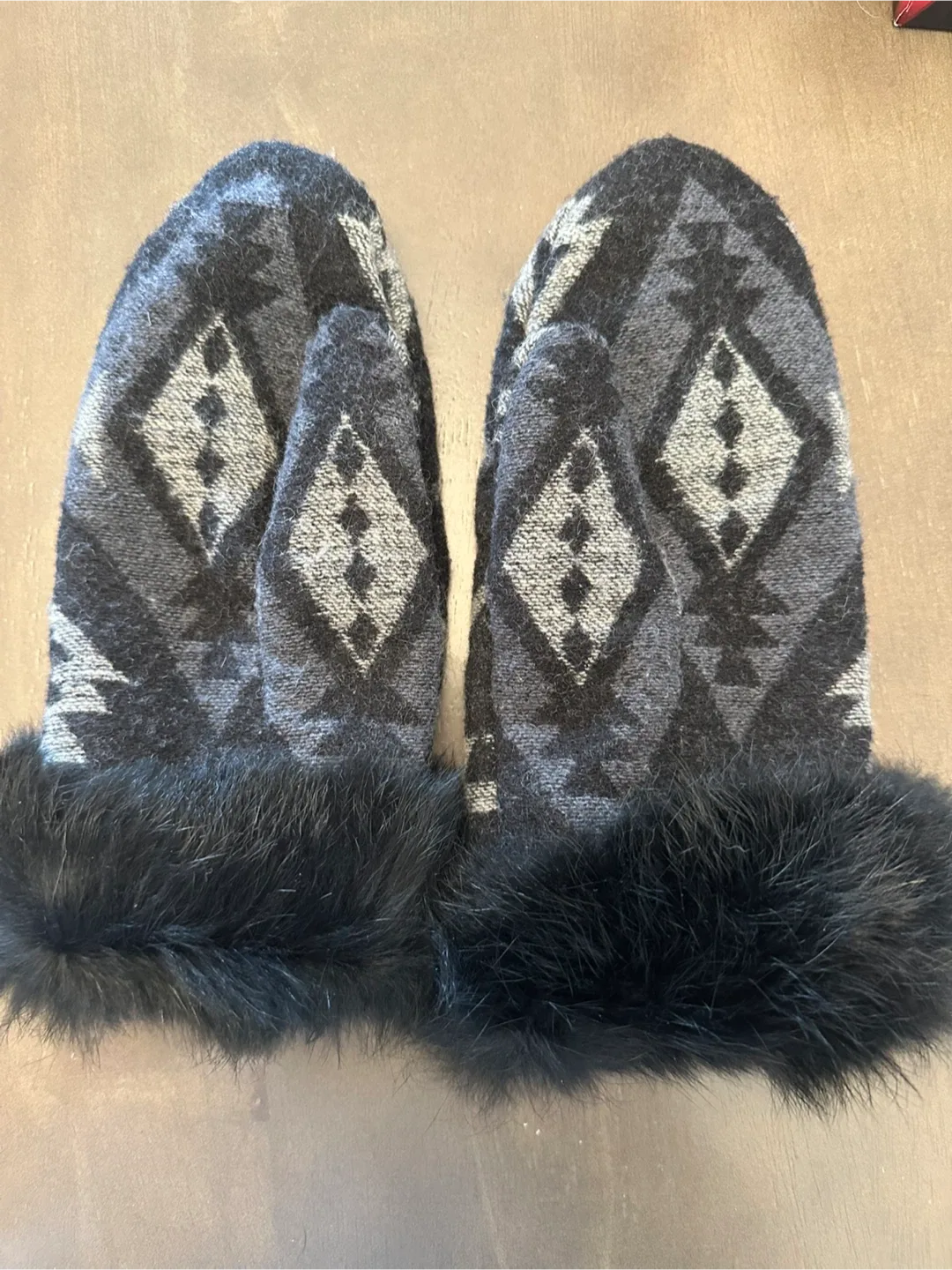 Manitobah Mukluks Wool Mitts thumbnail