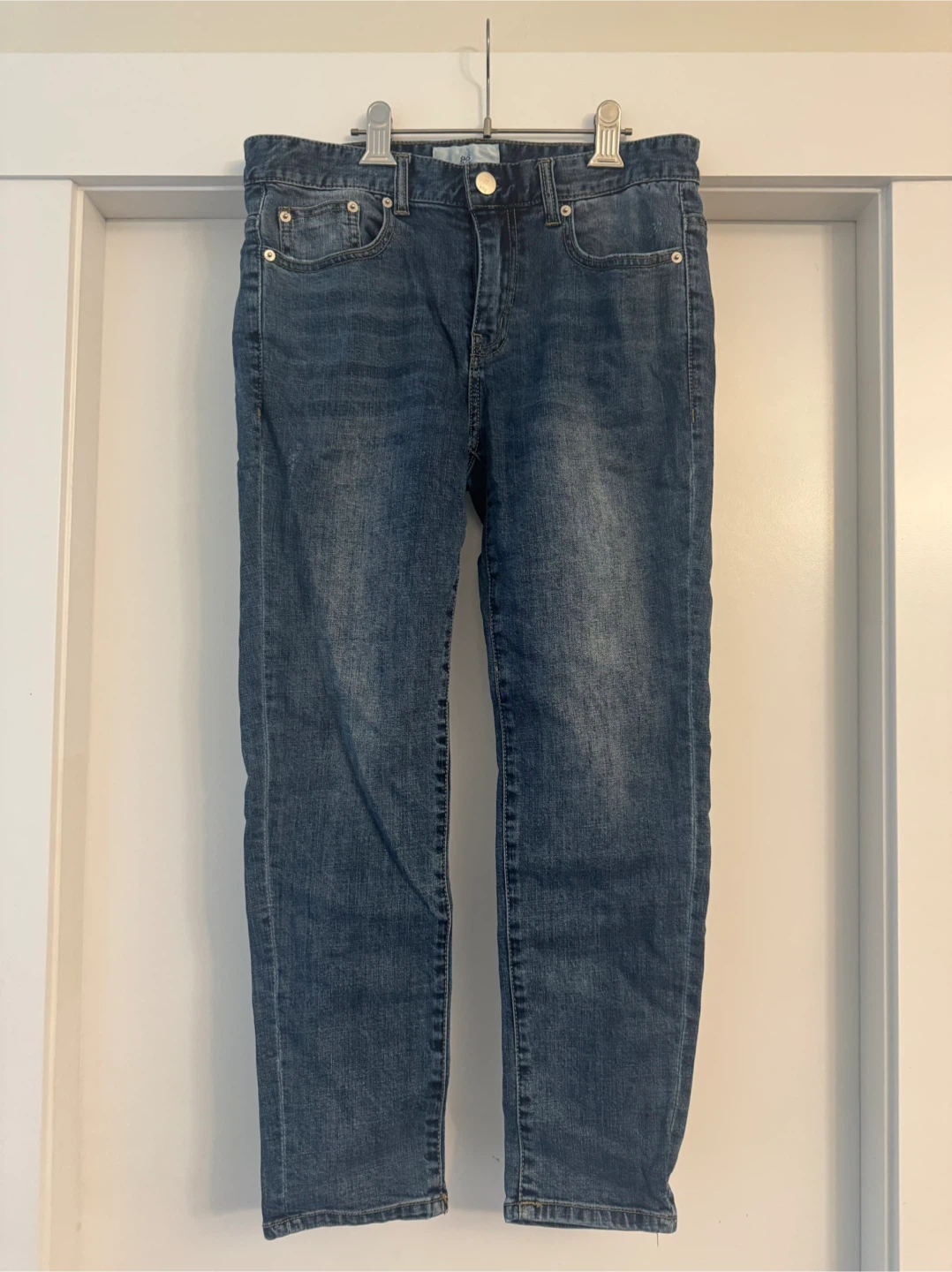 Slim Straight Blue Denim Jeans. 32/32