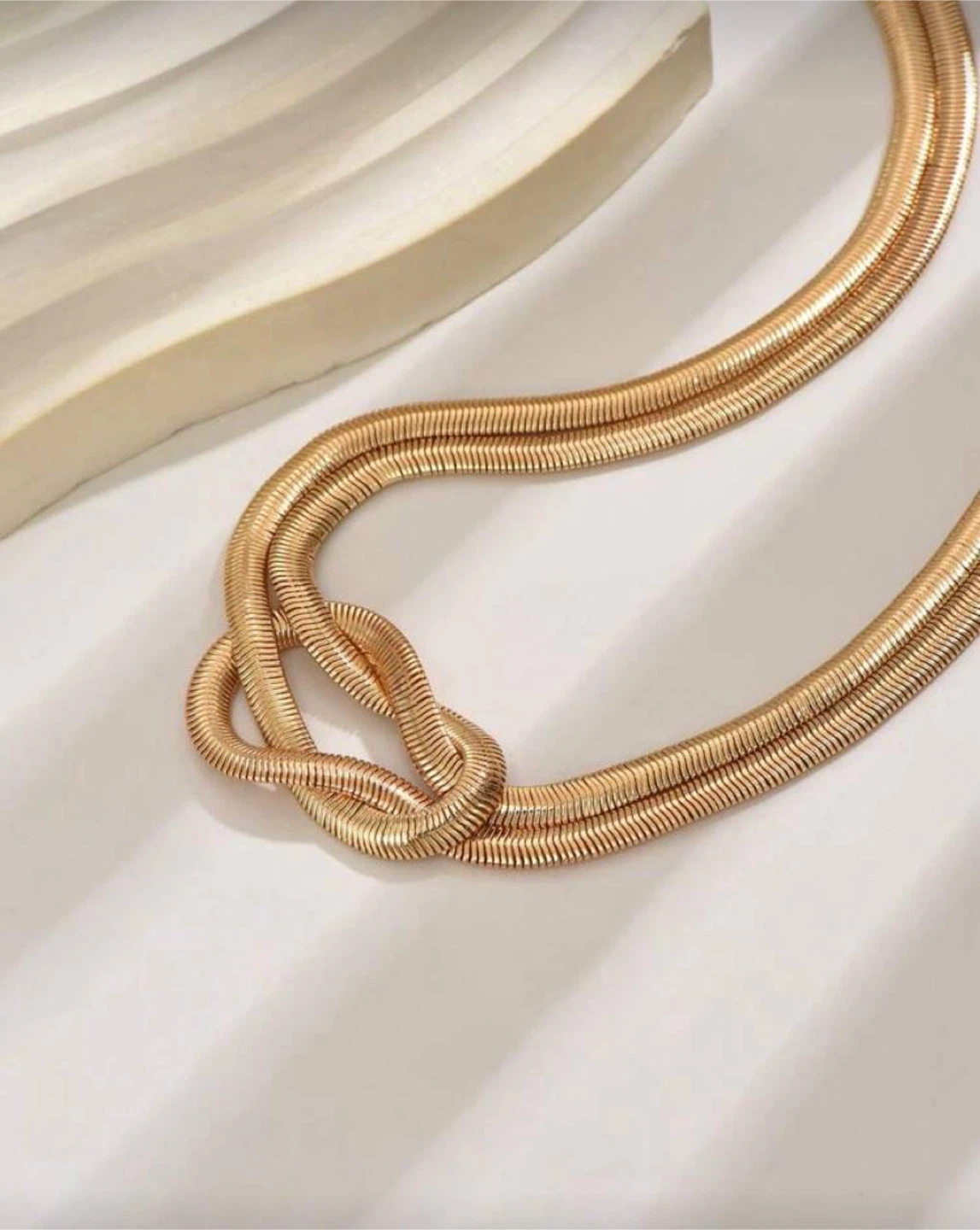 Elegant Gold-Tone Knot Necklace - photo 4