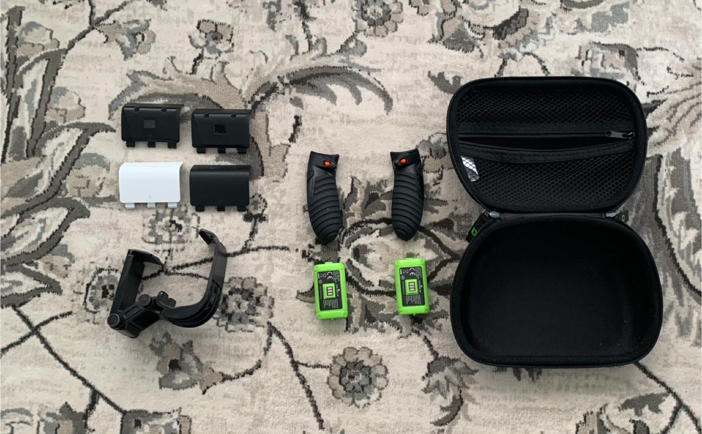 Xbox series s with extra accessories - photo 4