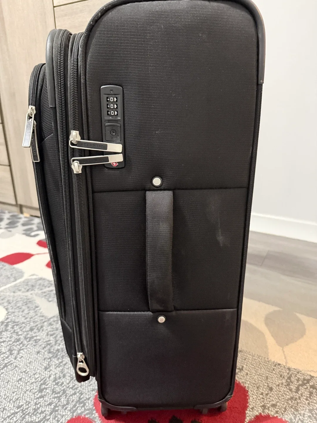 Heys Black Rolling Suitcase image indicator(6)