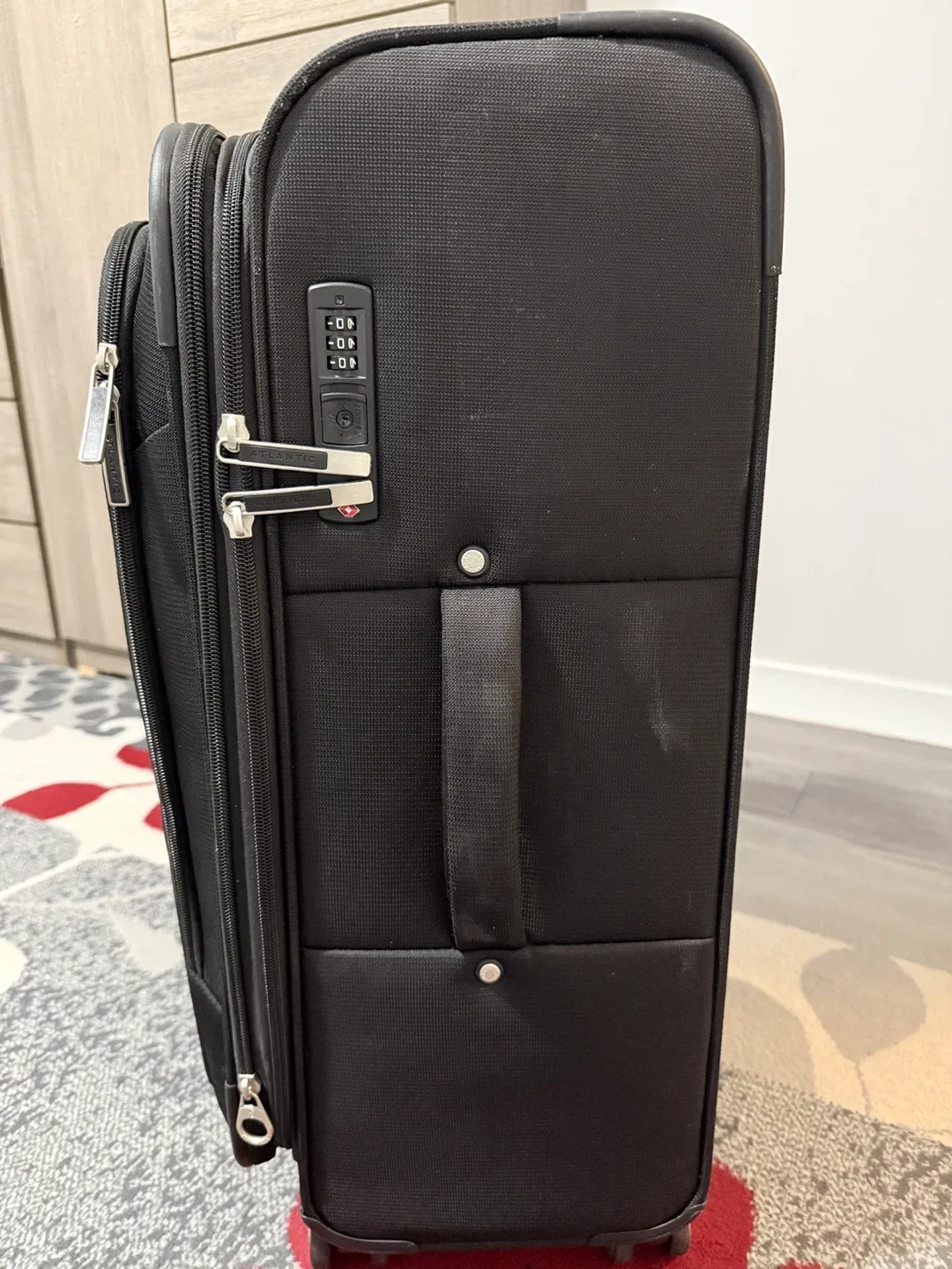 Heys Black Rolling Suitcase image indicator(2)