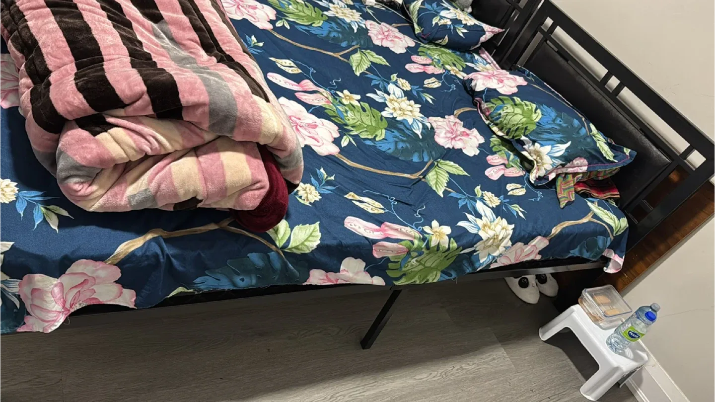 Bed frame with mattress image indicator(3)