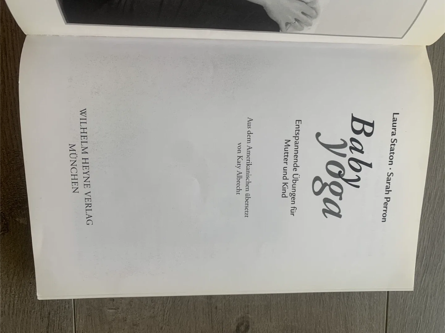 Baby Yoga by Laura Staton & Sarah Perron Deutsch image indicator(8)