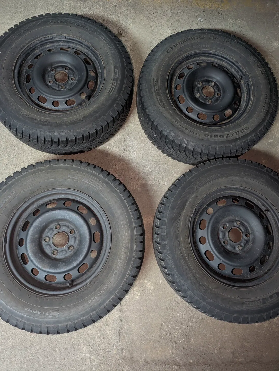 Set of 4 Champion Studded Winter Tires 235/70R16 image indicator(2)