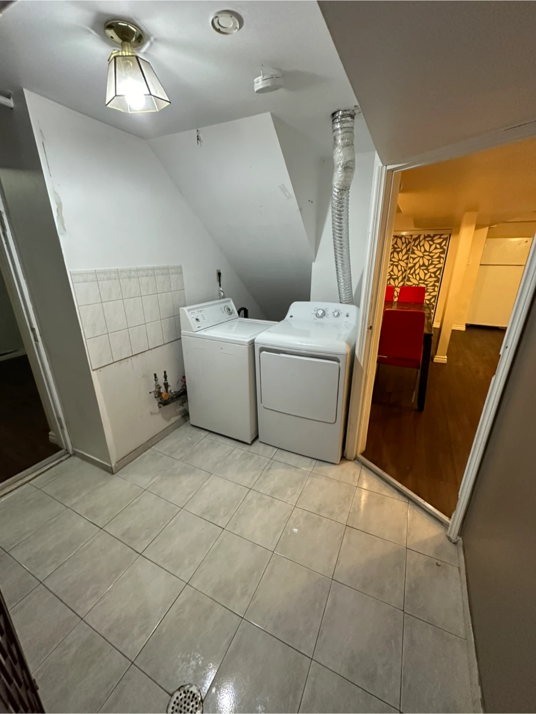 Newly Renovated renting Private room (Student only) - photo 4