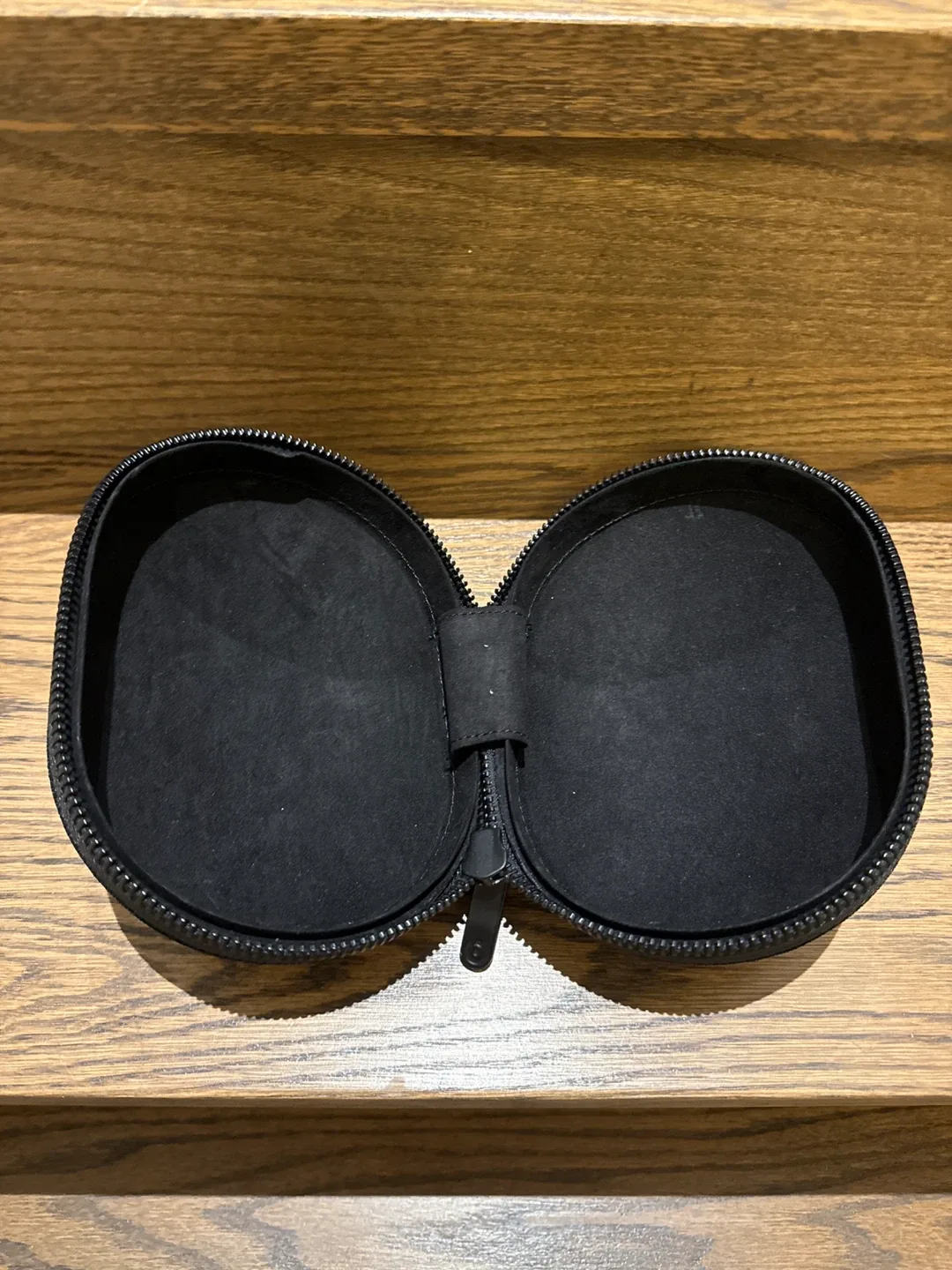 BEATS Headphones Travel Case image indicator(2)