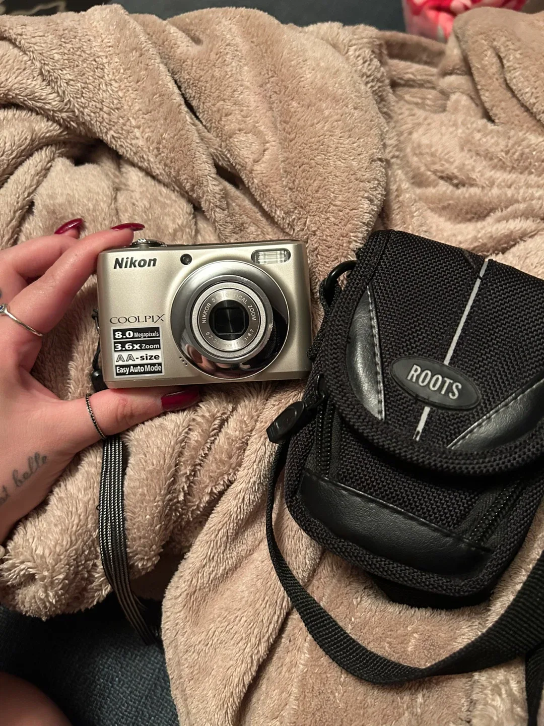 Nikon Coolpix L21 Digital Camera with Roots Case thumbnail