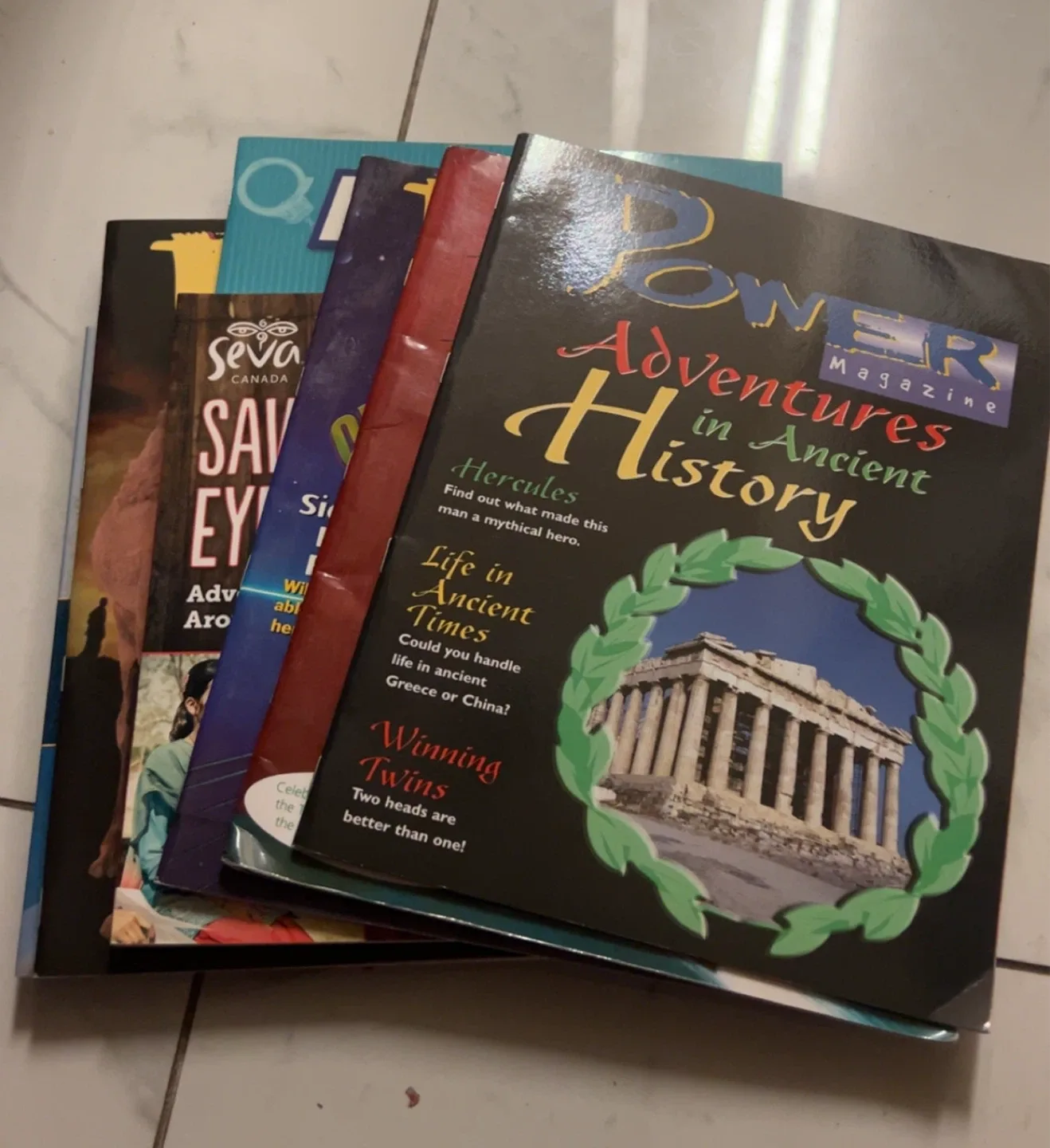 Mixed Lot of Children's Books & Magazines image indicator(2)