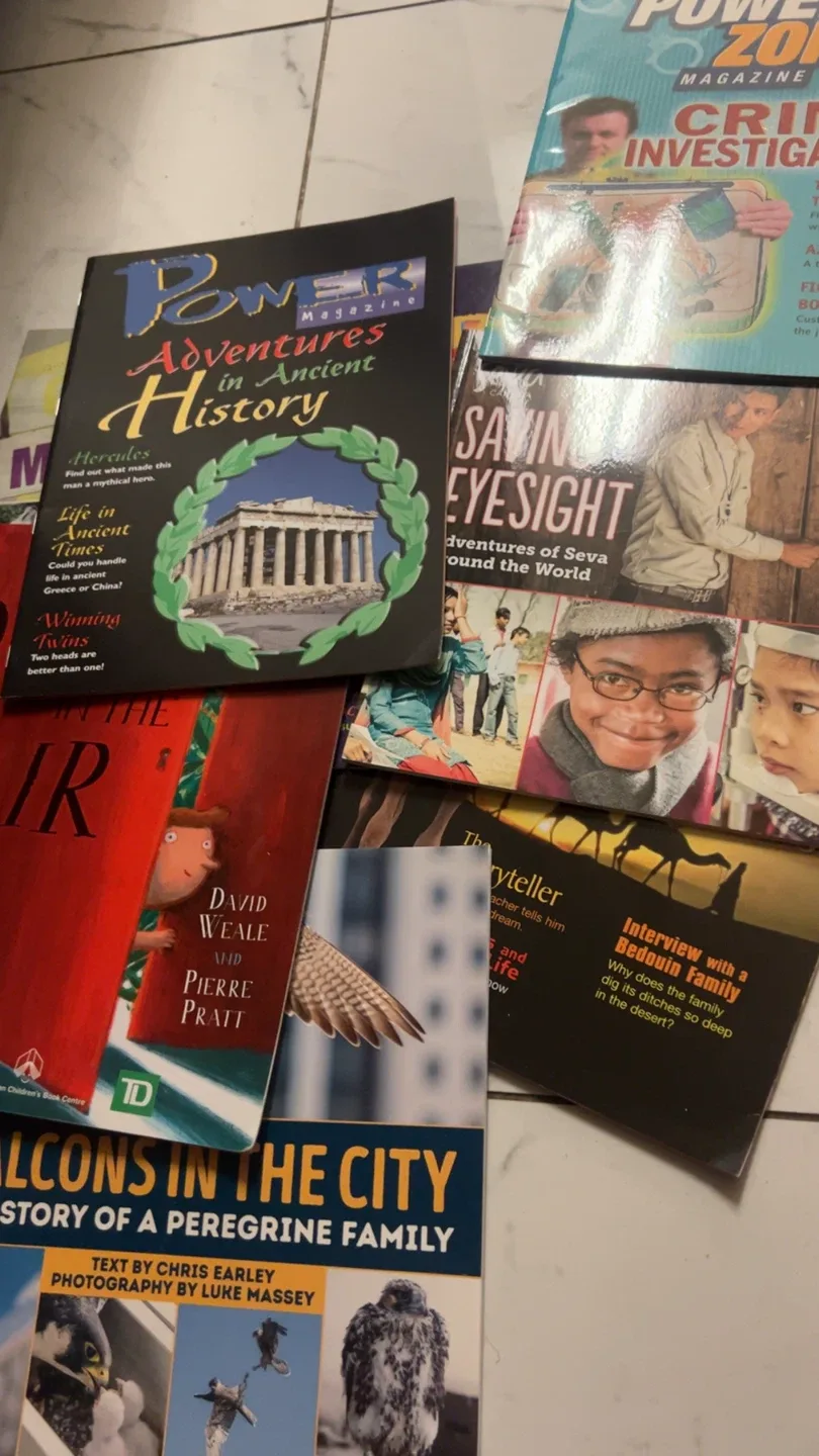 Mixed Lot of Children's Books & Magazines image indicator(3)