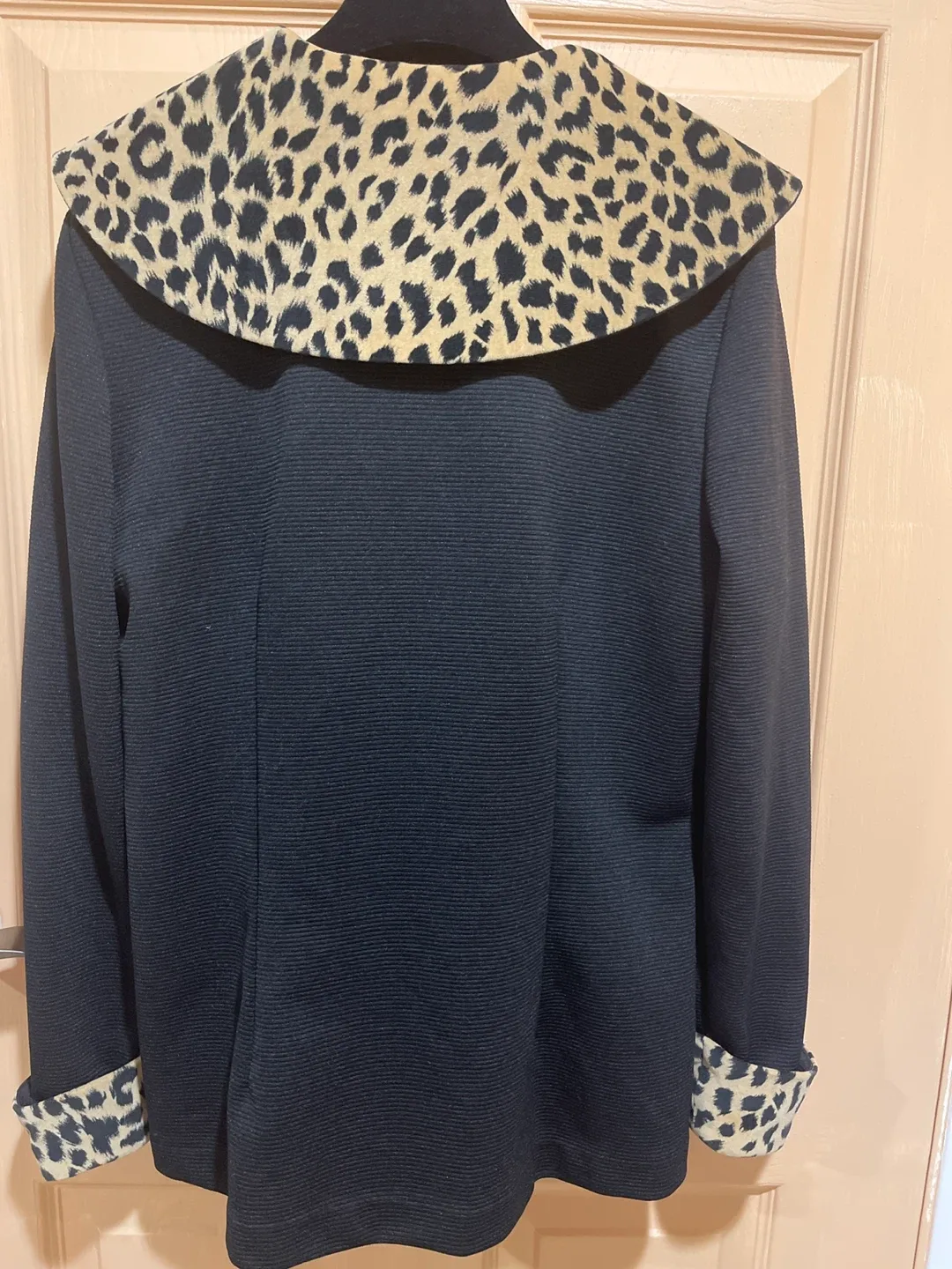 JDB lamdabar Black Jacket, Leopard Trim image indicator(2)