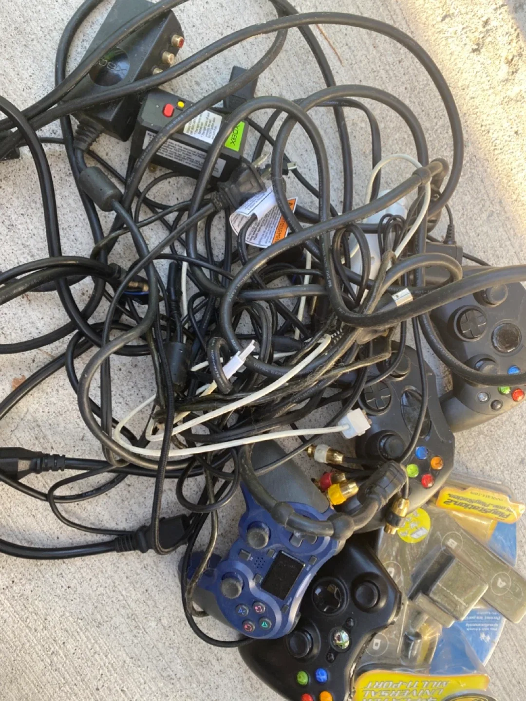 Xbox Controllers & Accessories image indicator(3)