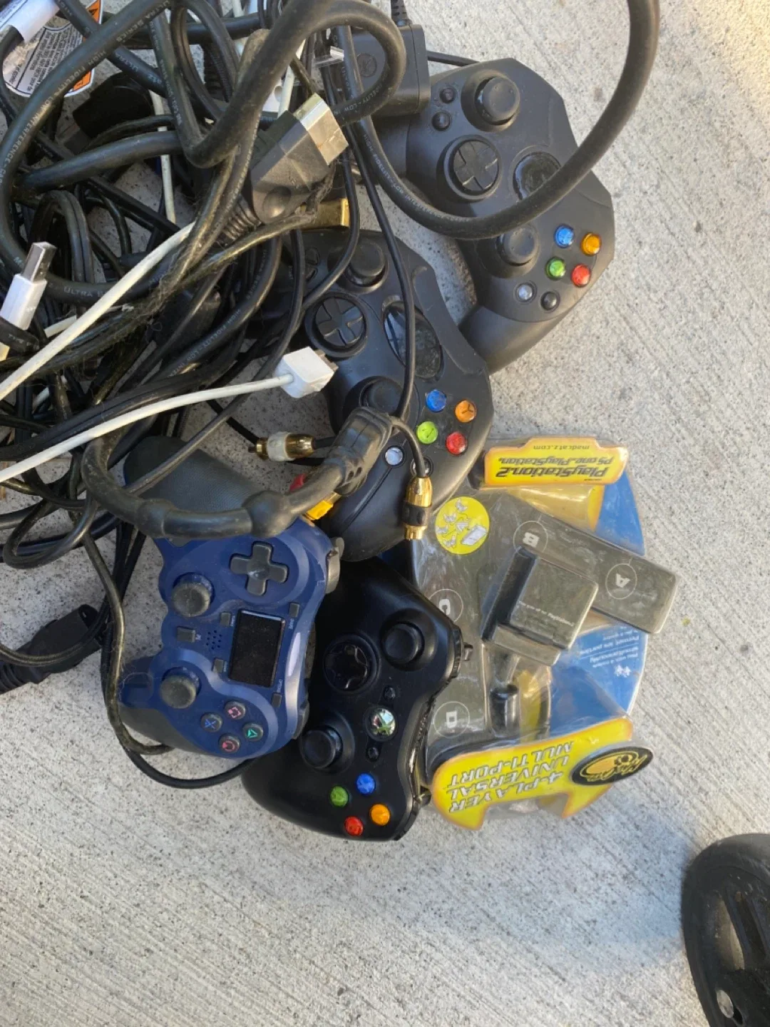 Xbox Controllers & Accessories image indicator(4)