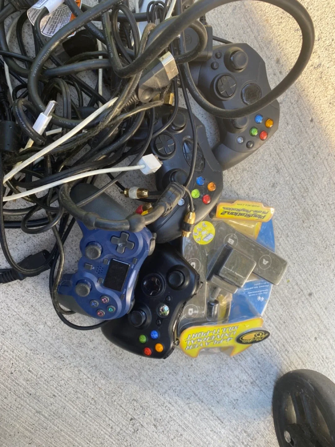 Xbox Controllers & Accessories image indicator(2)