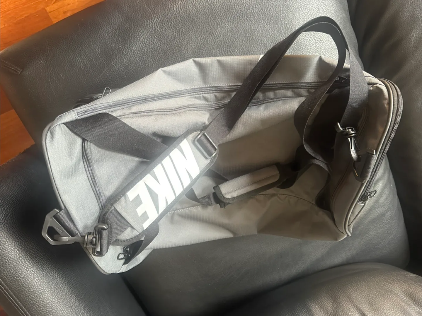 Nike gym bag - brand new image indicator(2)