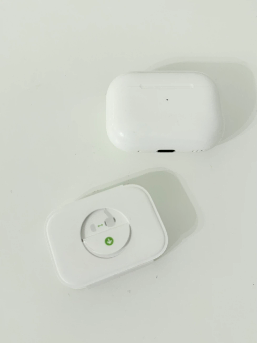 Apple Airpods Pro - 2nd Gen - photo 2