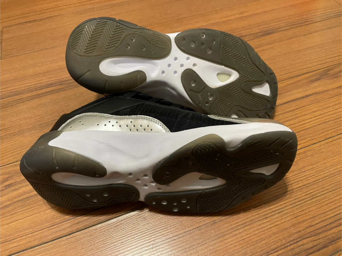 Jordan 11 CMFT Low Black/Silver US 8 - photo 2