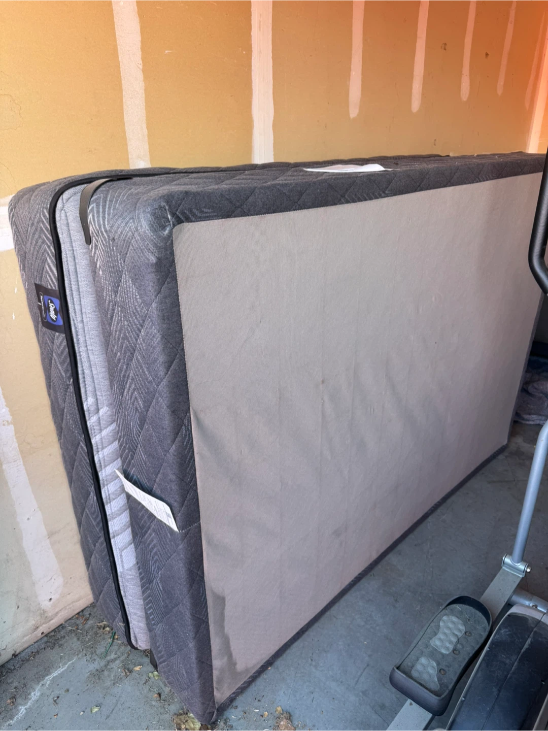Sealy Mattress and boxspring - Double