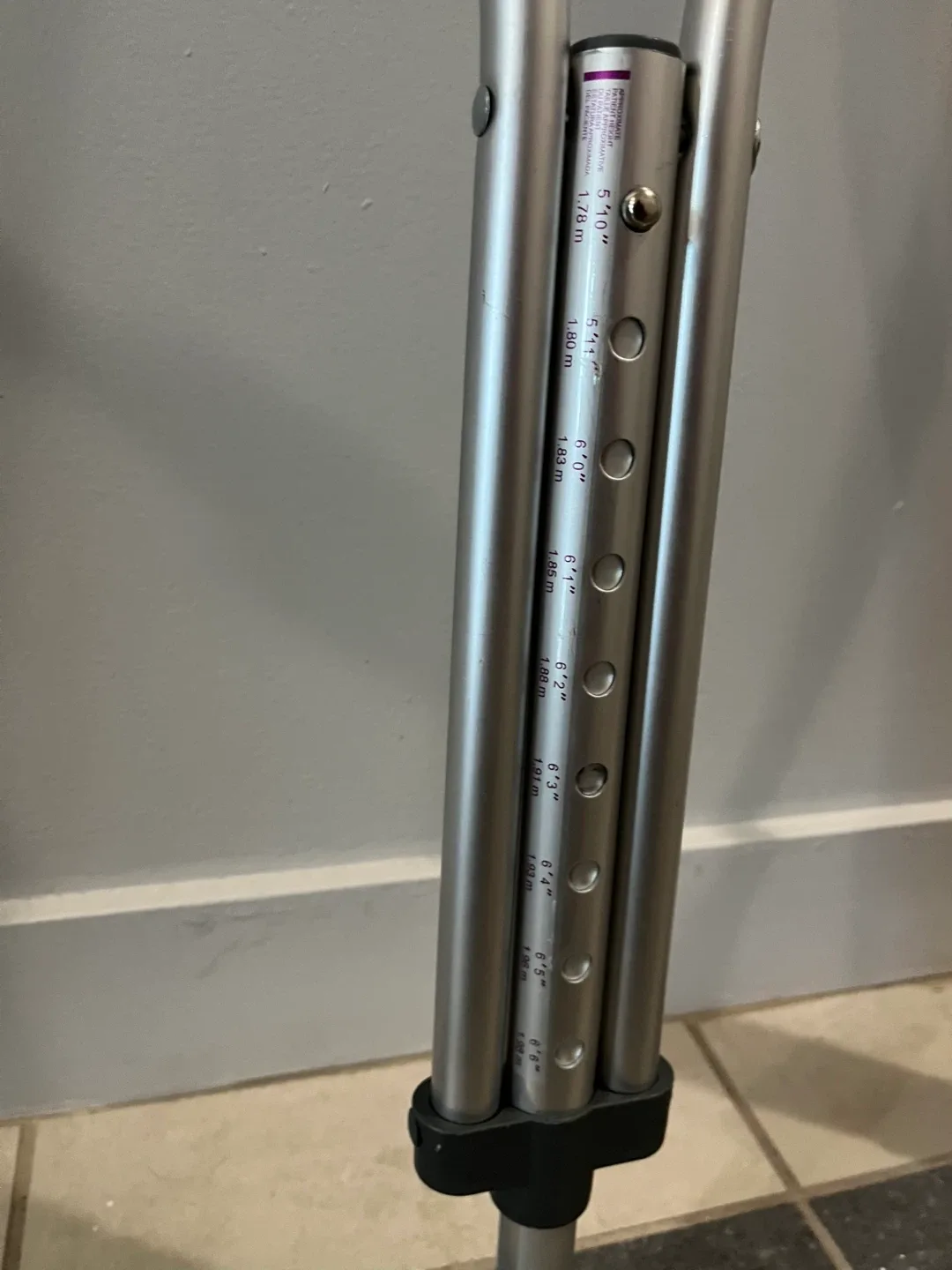 Adjustable Adult Crutches image indicator(2)