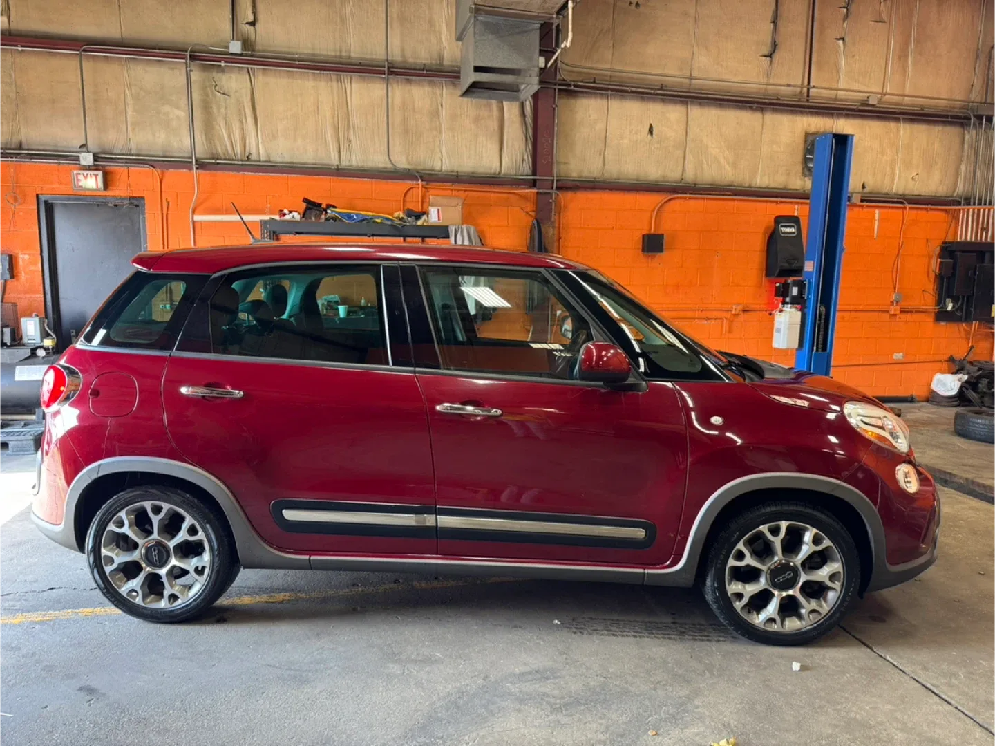 2015 Fiat 500L · Trekking Hatchback 4D image indicator(2)