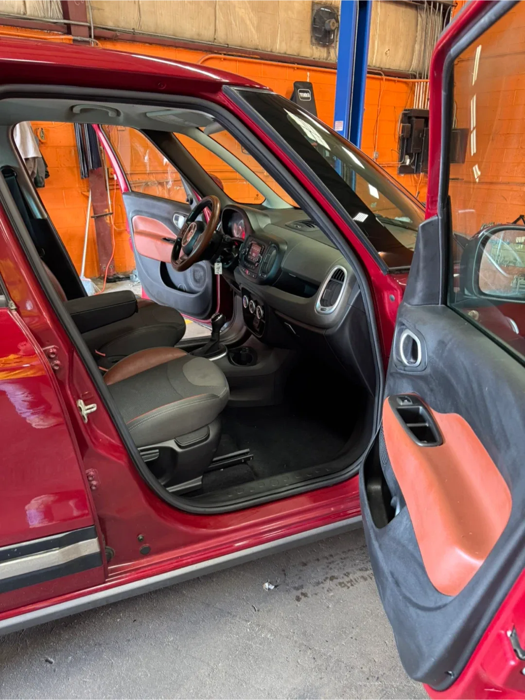 2015 Fiat 500L · Trekking Hatchback 4D image indicator(8)