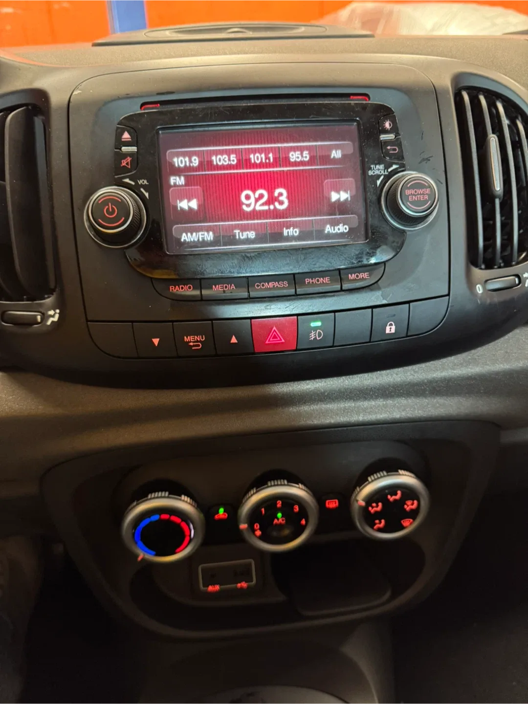 2015 Fiat 500L · Trekking Hatchback 4D image indicator(9)