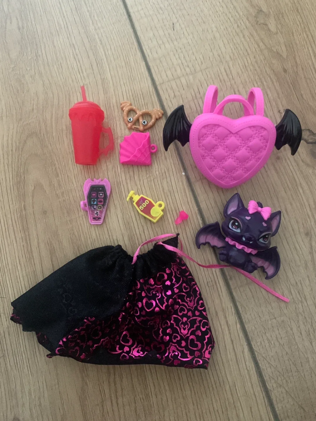 Monster High G3 Draculaura Doll with Accessories image indicator(2)