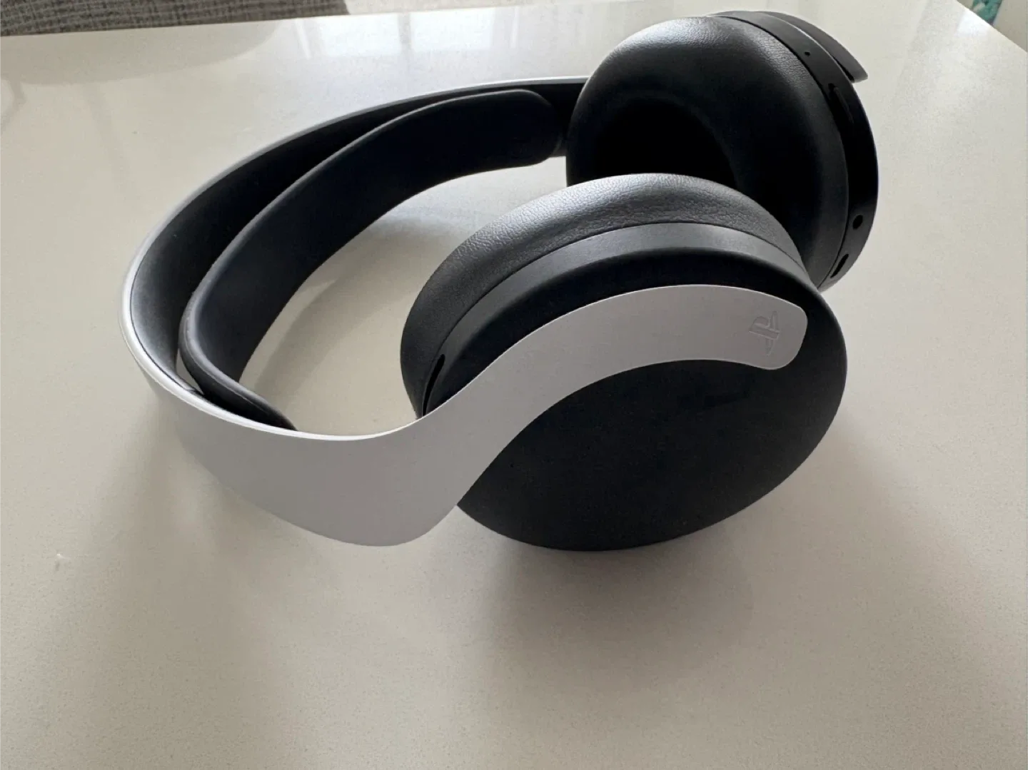 PlayStation PULSE 3D Wireless Headset - Black and White image indicator(2)