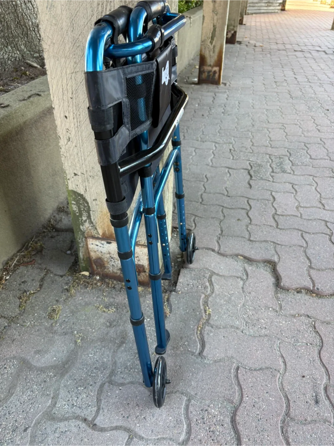 Hugo Rollator Walker - Blue image indicator(9)