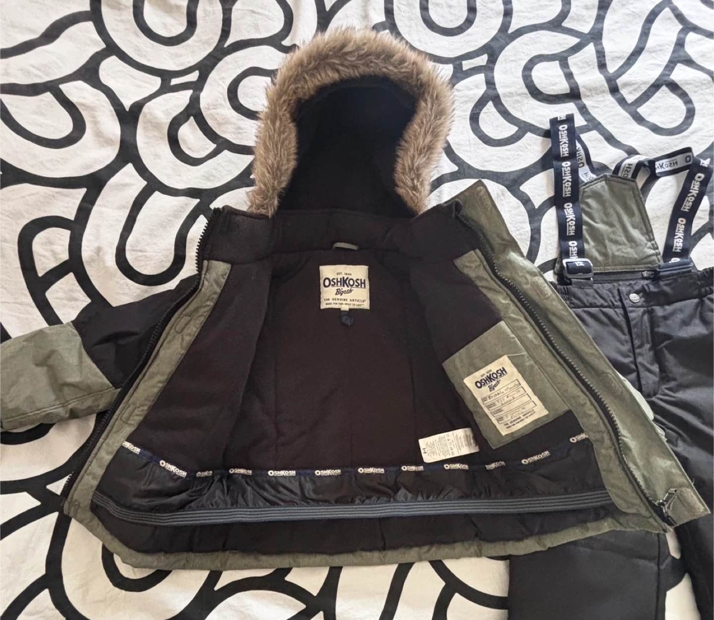OshKosh B'gosh Snowsuit - Size 4 - photo 3
