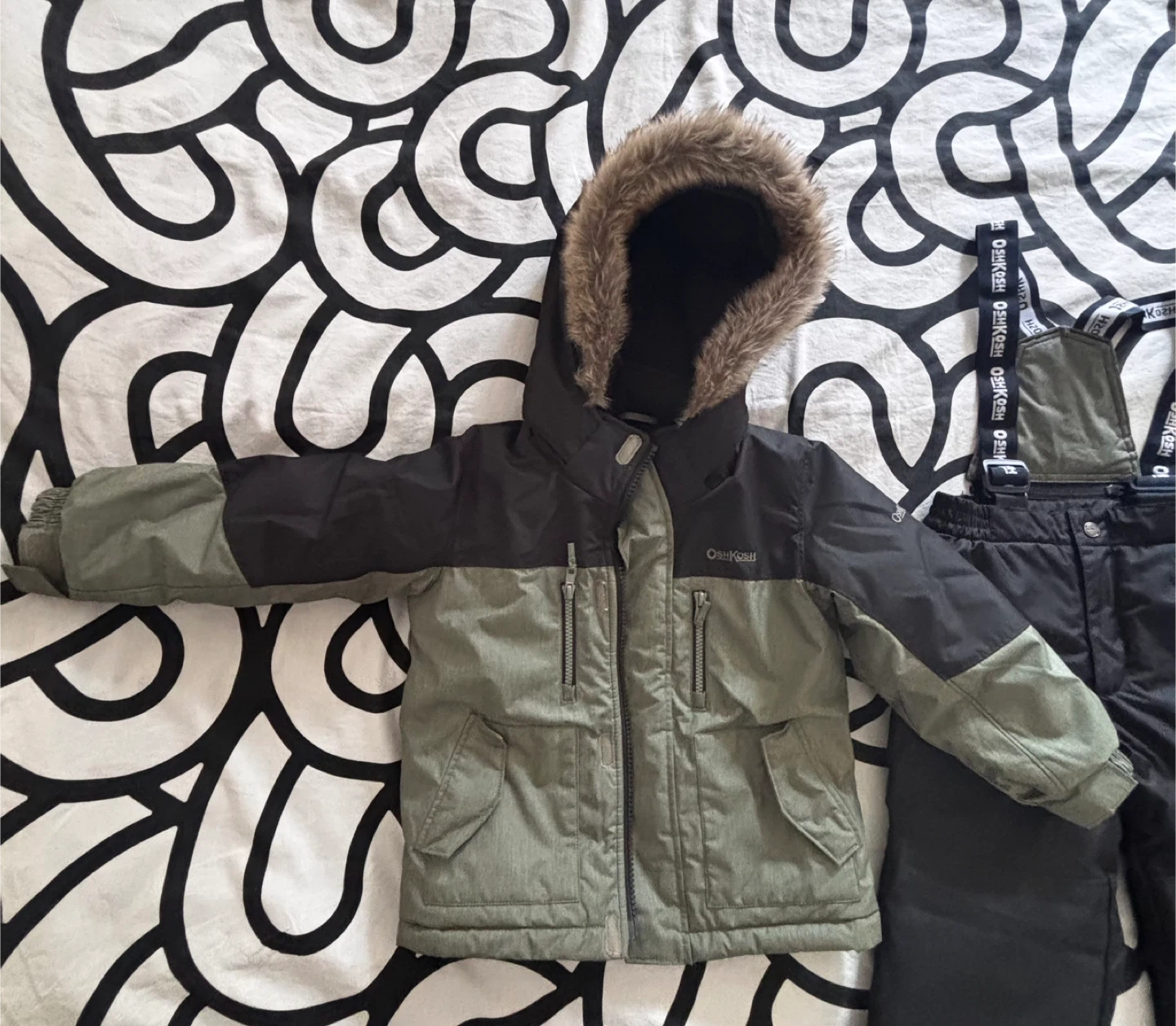 OshKosh B'gosh Snowsuit - Size 4 - photo 2