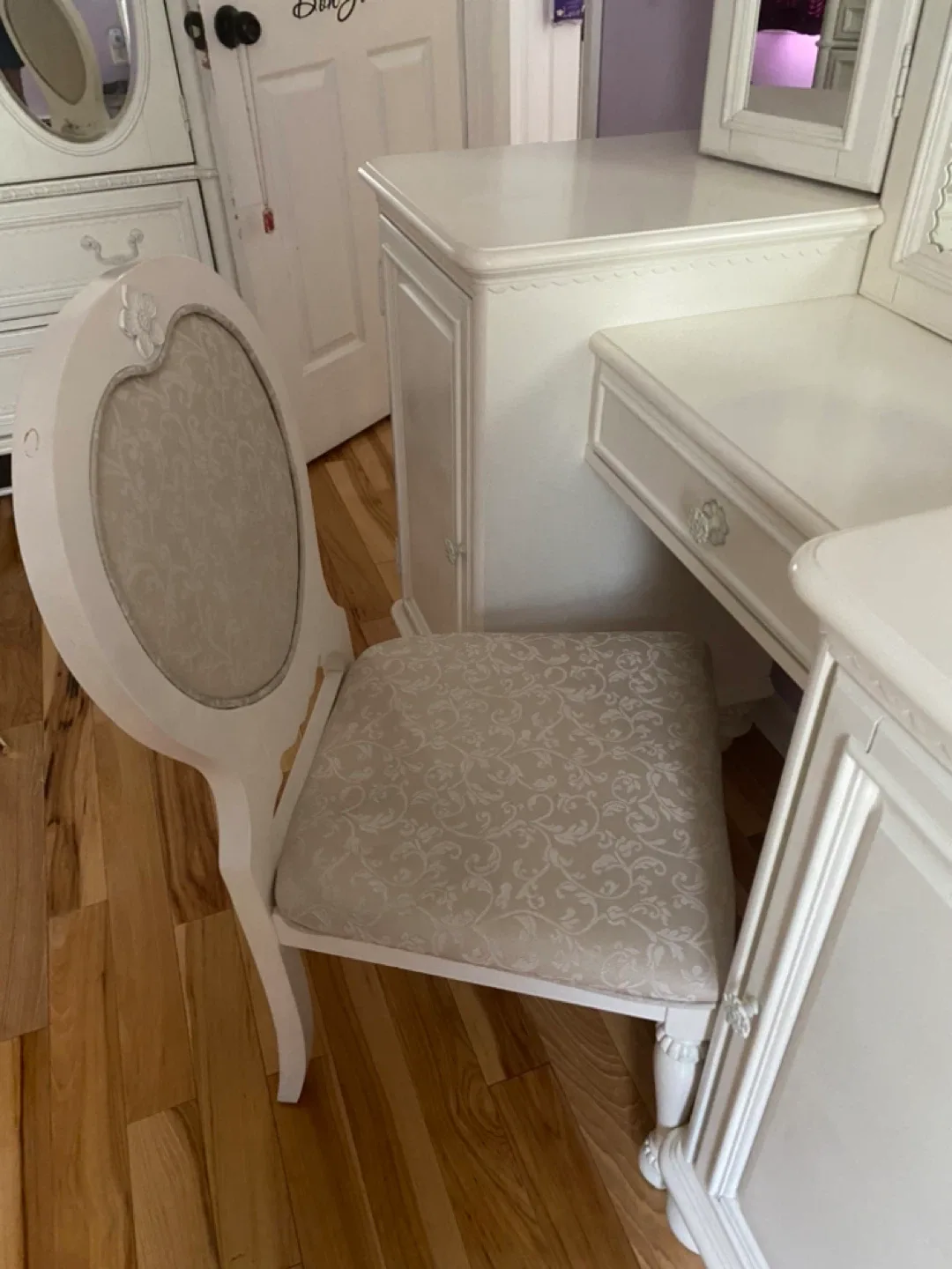 Antique White Vanity with Mirror and Chair image indicator(5)