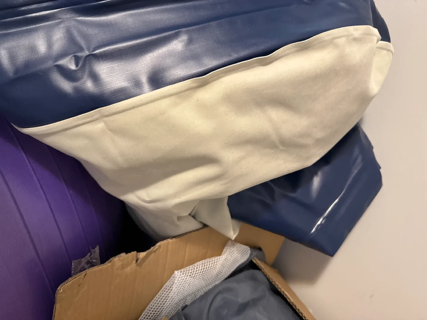 Inflatable air mattress queen Blue & White image indicator(2)