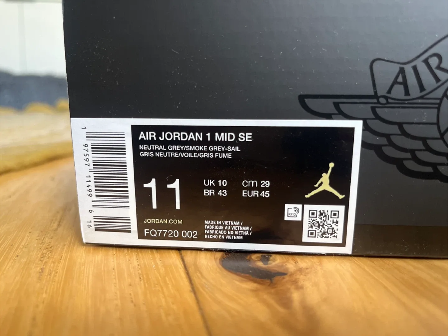 White grey Jordan 1 image indicator(4)